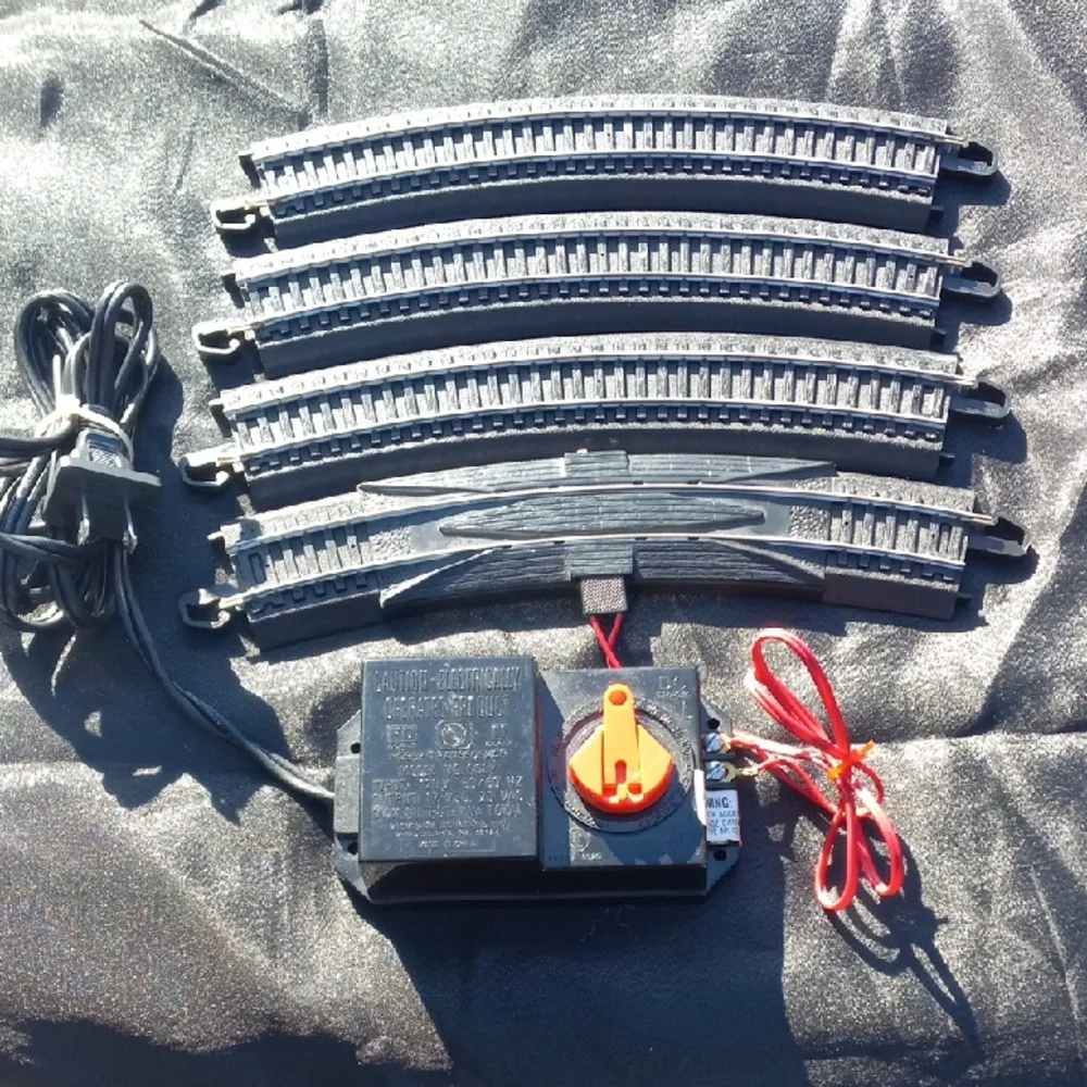 Final Price! HO Scale Train Track Set with Black Tracks and Red Controller - Picture 2 of 6